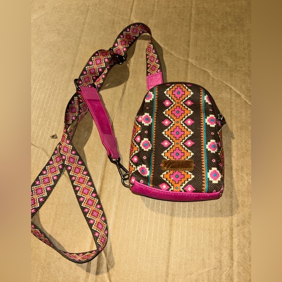 Wrangler cross body used once - Picture 1 of 4